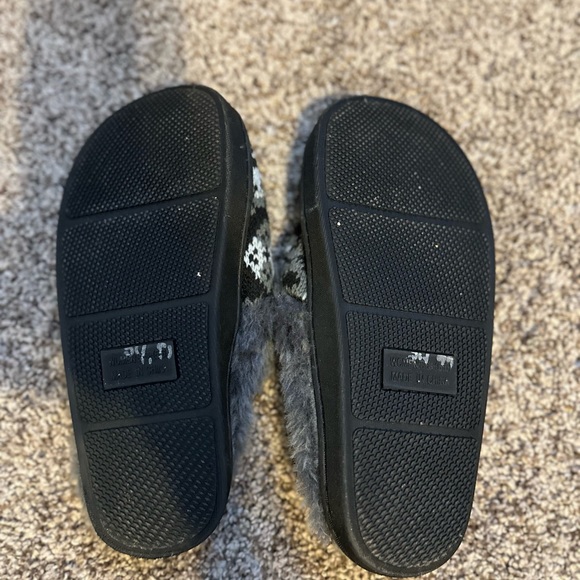 CHICAGO CUBS Fuzzy Slippers - Picture 11 of 11